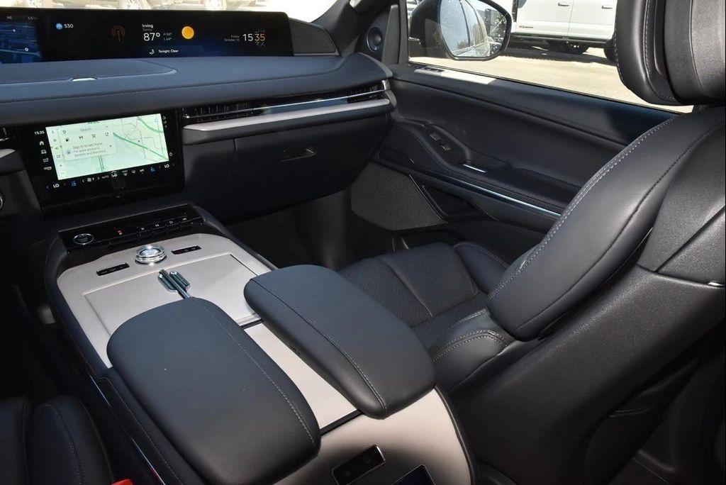 new 2025 Lincoln Navigator car, priced at $106,392
