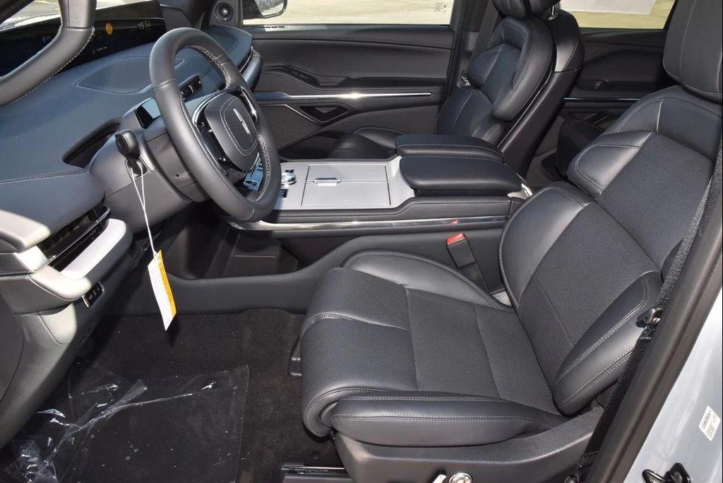 new 2025 Lincoln Navigator car, priced at $106,392