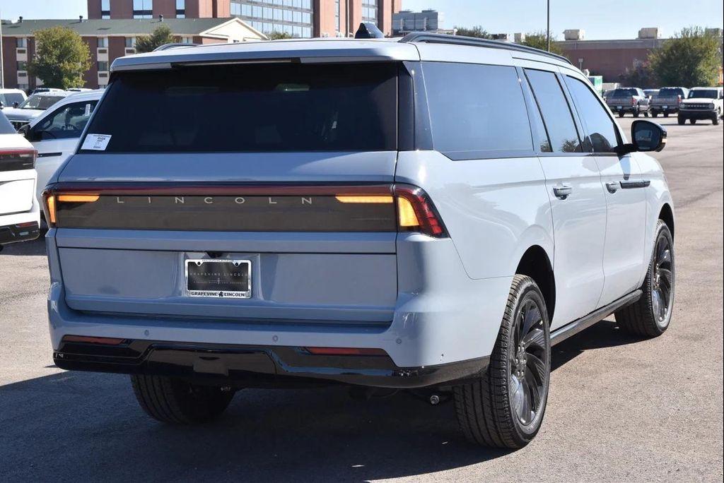 new 2025 Lincoln Navigator car, priced at $106,392