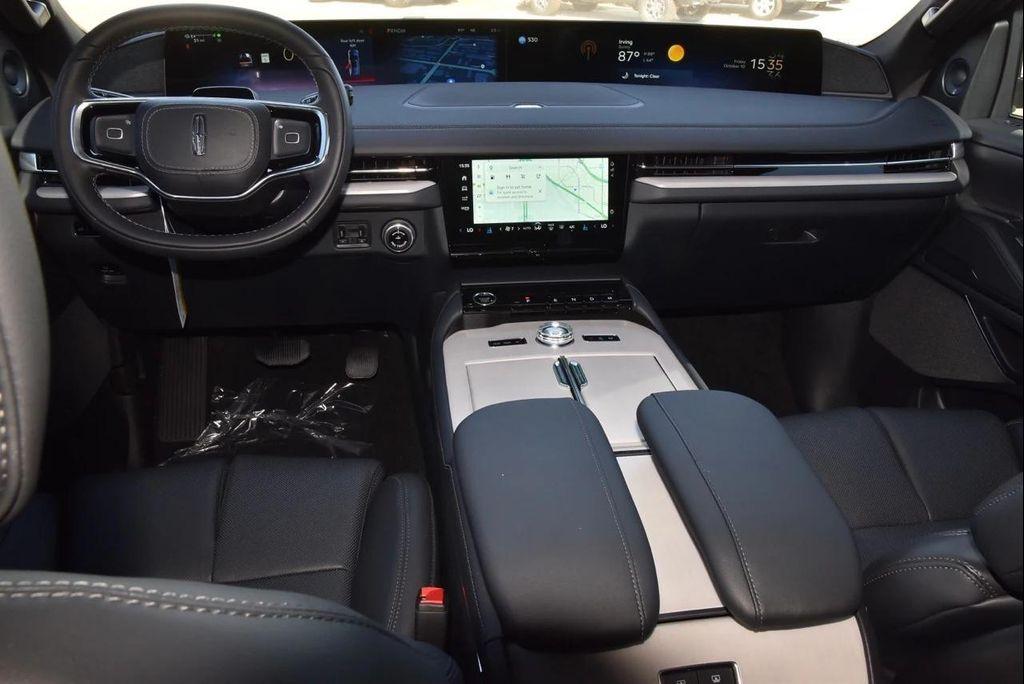new 2025 Lincoln Navigator car, priced at $106,392