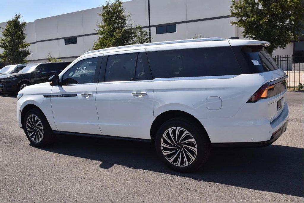 new 2025 Lincoln Navigator car, priced at $123,340