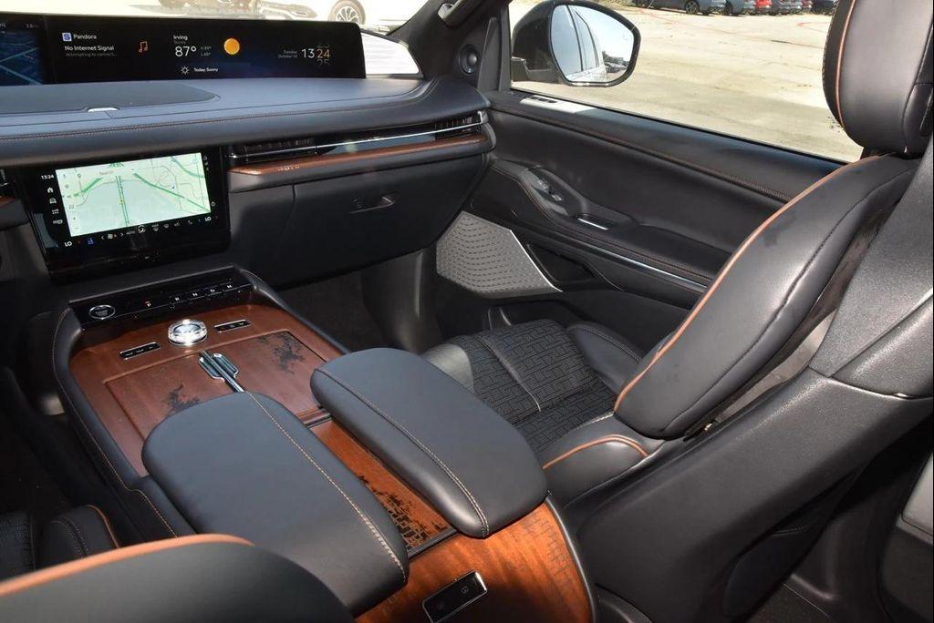 new 2025 Lincoln Navigator car, priced at $123,340