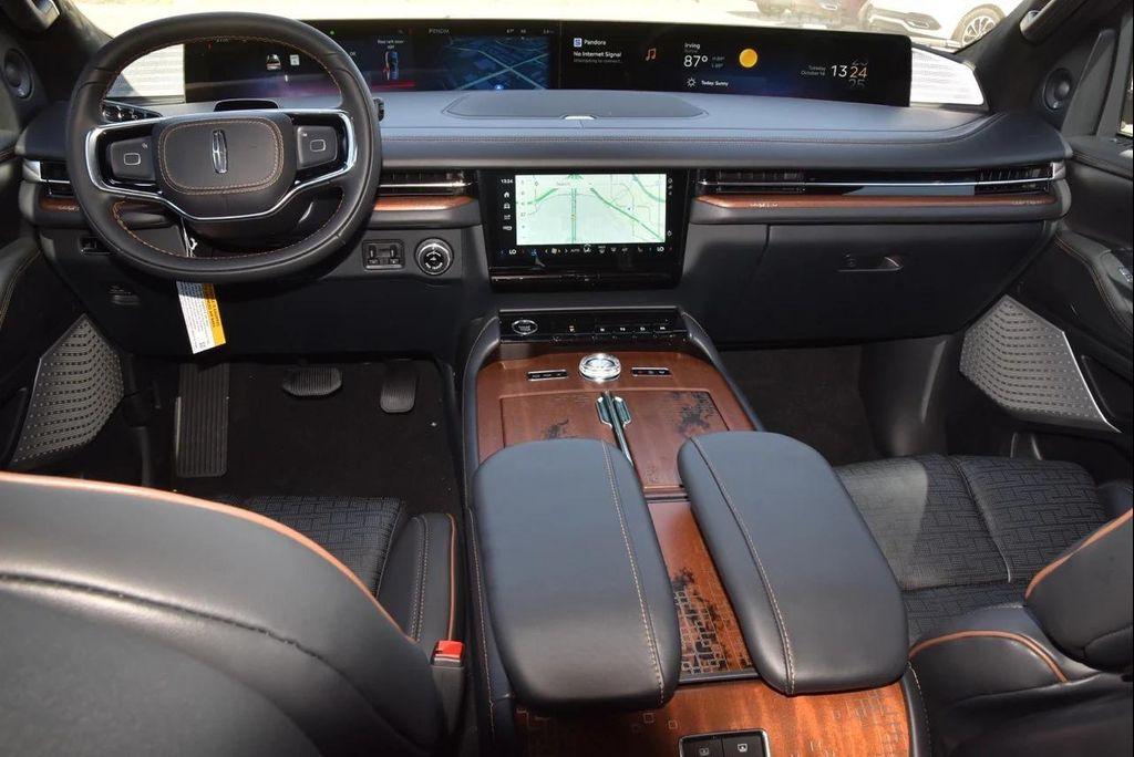 new 2025 Lincoln Navigator car, priced at $123,340
