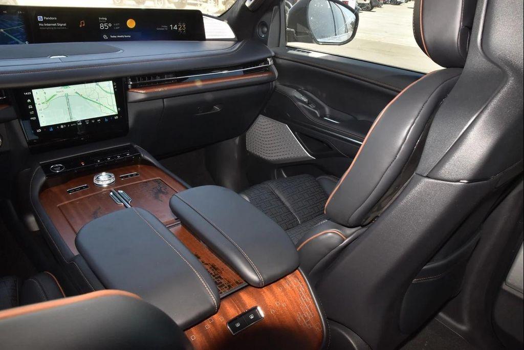 new 2025 Lincoln Navigator car, priced at $123,585