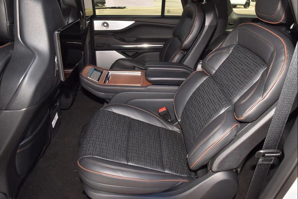 new 2025 Lincoln Navigator car, priced at $123,585