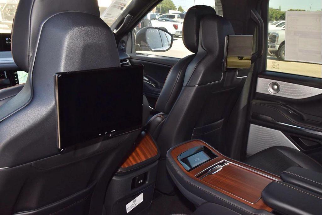 new 2025 Lincoln Navigator car, priced at $123,585