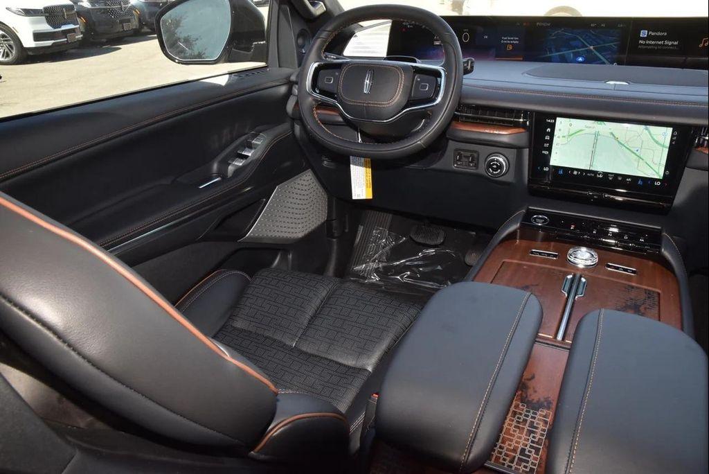 new 2025 Lincoln Navigator car, priced at $123,585