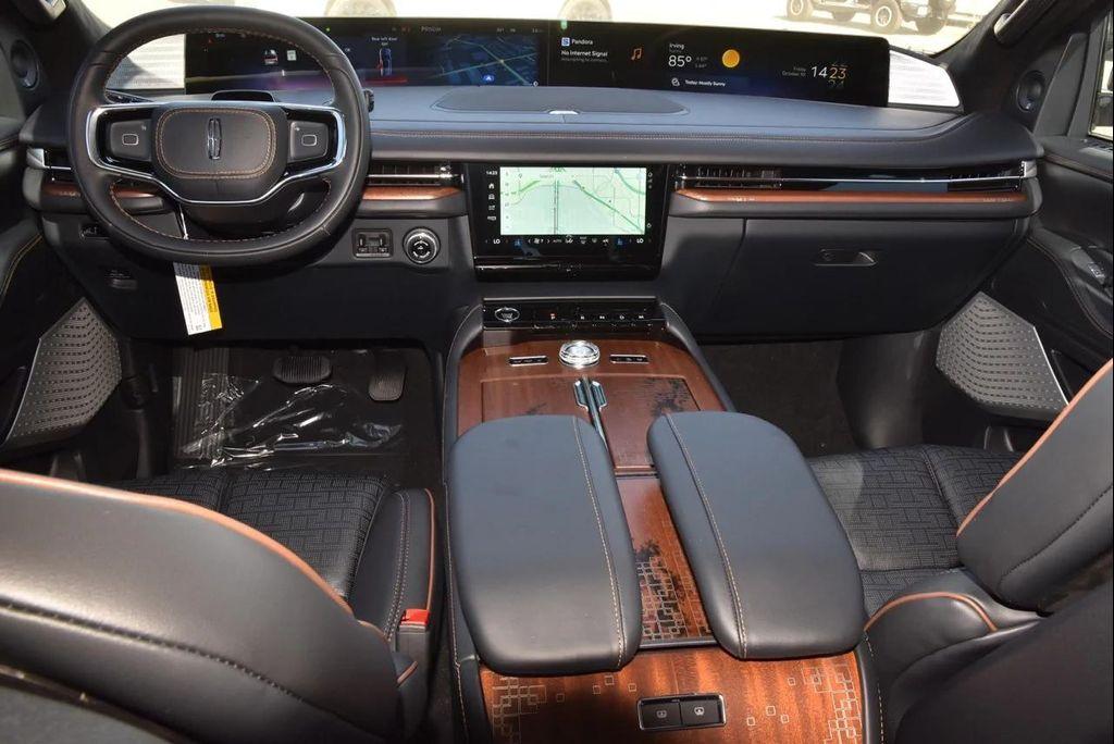 new 2025 Lincoln Navigator car, priced at $123,585