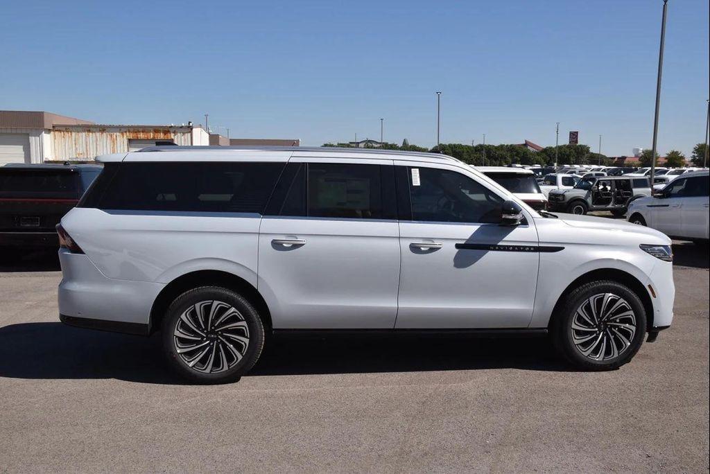 new 2025 Lincoln Navigator car, priced at $123,585