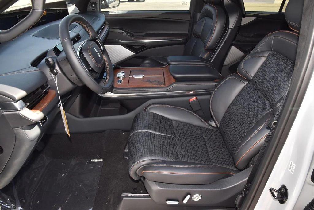 new 2025 Lincoln Navigator car, priced at $123,585