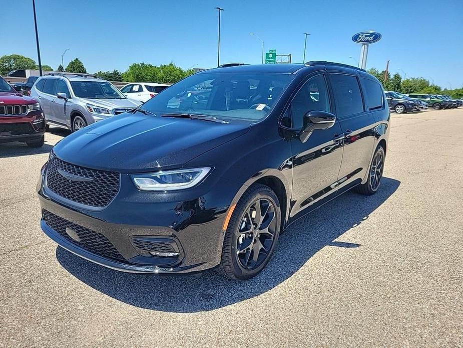 new 2024 Chrysler Pacifica car, priced at $45,945