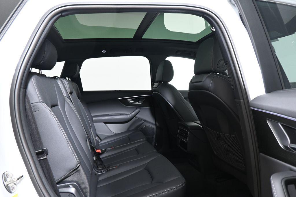 new 2025 Audi Q7 car, priced at $74,090