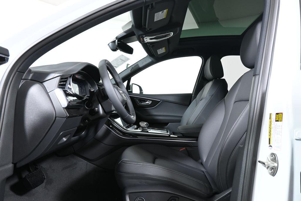 new 2025 Audi Q7 car, priced at $74,090