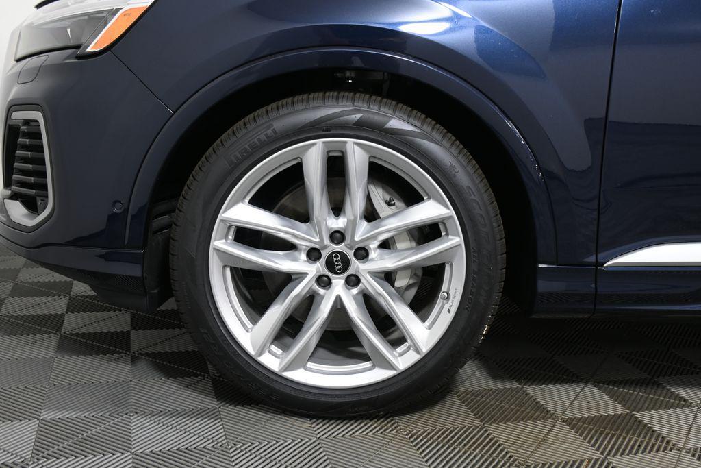 new 2025 Audi Q7 car, priced at $76,480