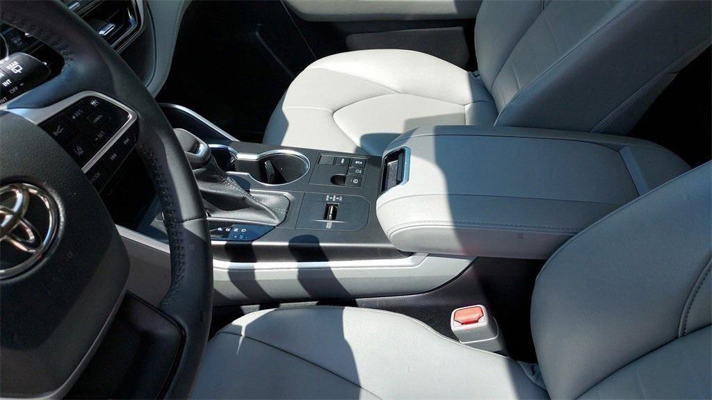 used 2023 Toyota Highlander car, priced at $32,195
