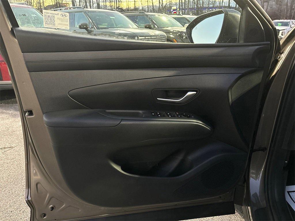 new 2025 Hyundai TUCSON Hybrid car