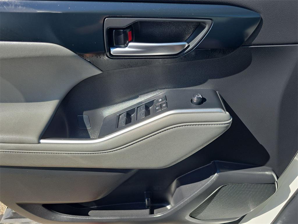 used 2023 Toyota Highlander car, priced at $35,587