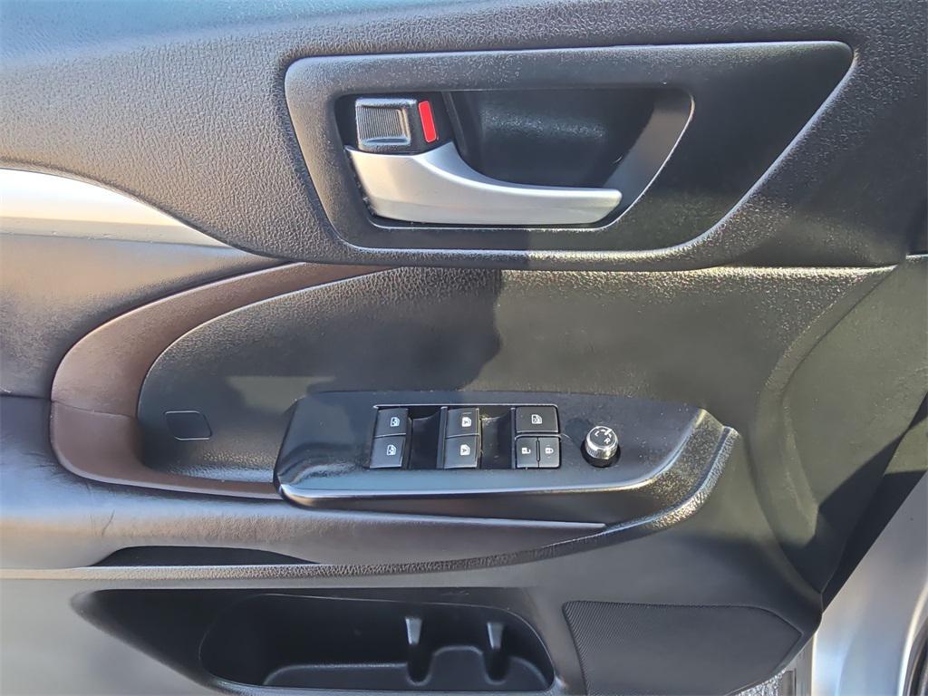 used 2016 Toyota Highlander car, priced at $16,777