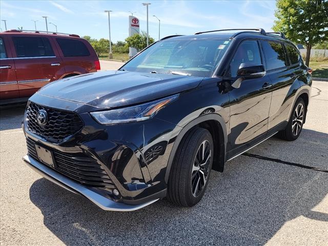 used 2022 Toyota Highlander car, priced at $38,235