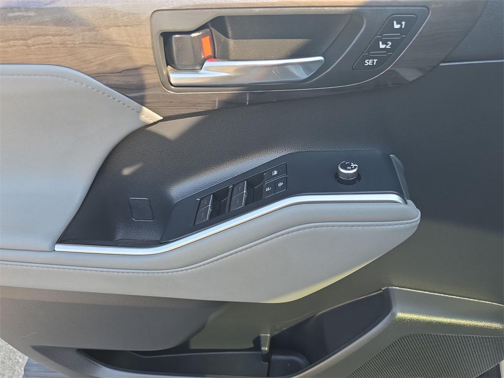 used 2020 Toyota Highlander car, priced at $35,252