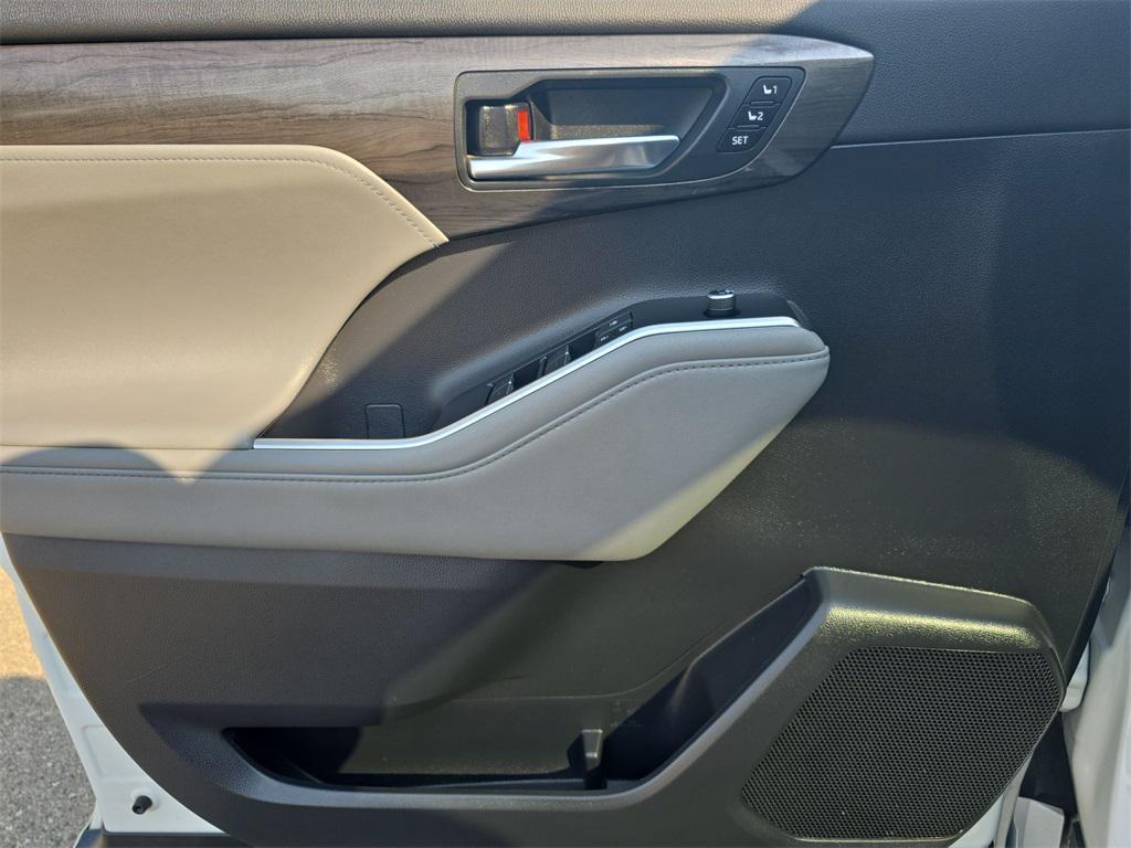 used 2020 Toyota Highlander car, priced at $35,252