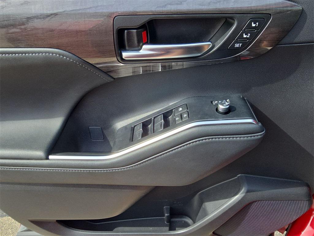 used 2024 Toyota Highlander Hybrid car, priced at $51,499