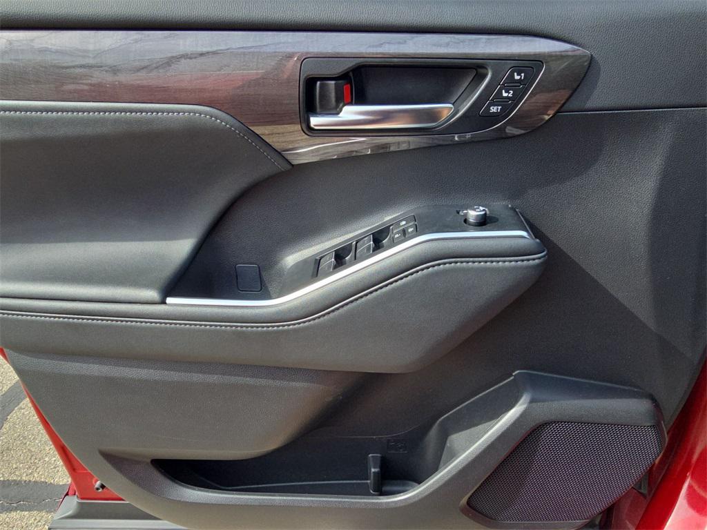 used 2024 Toyota Highlander Hybrid car, priced at $51,499