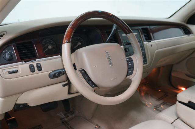 used 2008 Lincoln Town Car car, priced at $25,999