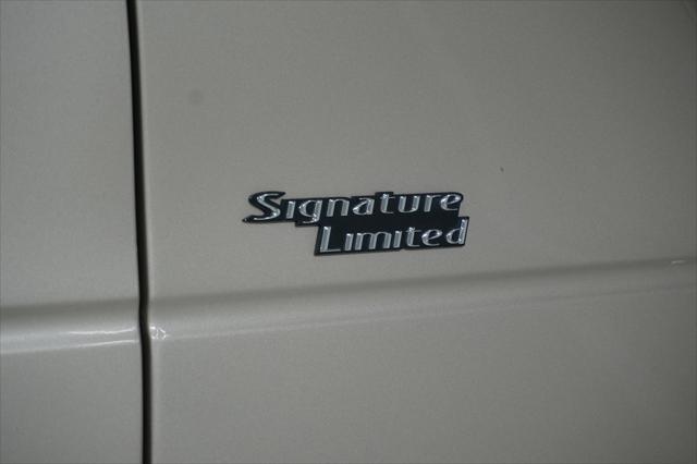 used 2005 Lincoln Town Car car, priced at $7,999