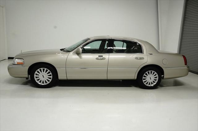 used 2005 Lincoln Town Car car, priced at $7,999