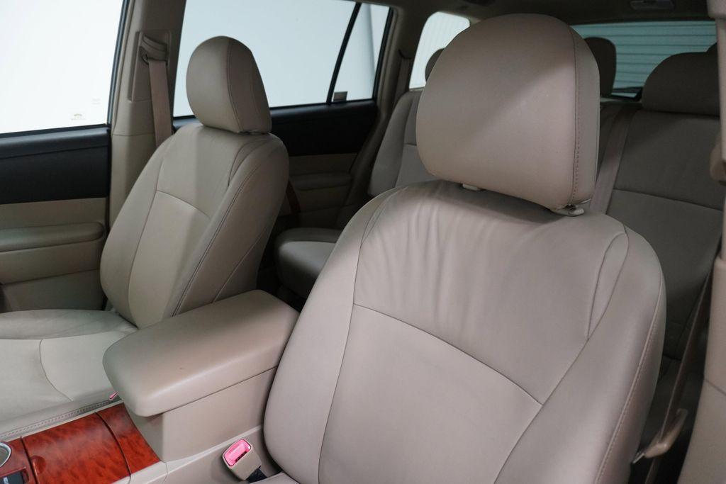 used 2008 Toyota Highlander car, priced at $13,999
