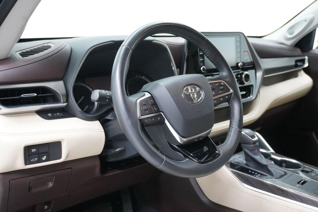 used 2020 Toyota Highlander car, priced at $28,999