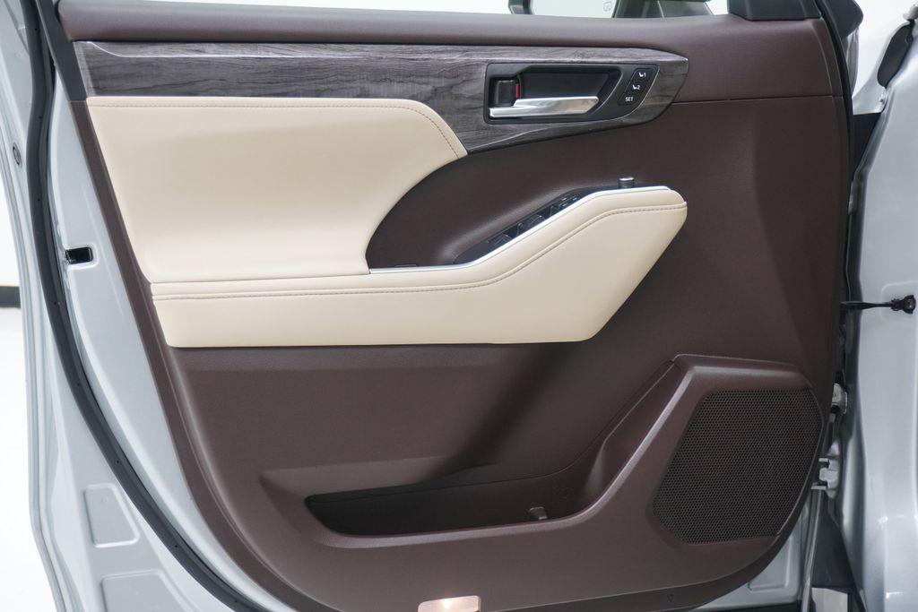 used 2020 Toyota Highlander car, priced at $28,999