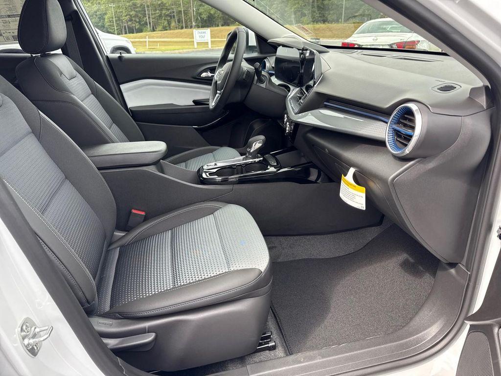 new 2025 Chevrolet Trax car, priced at $25,525
