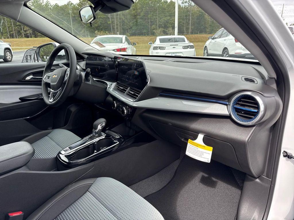 new 2025 Chevrolet Trax car, priced at $25,525