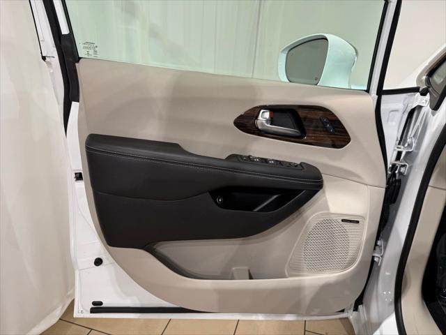 used 2022 Chrysler Pacifica Hybrid car, priced at $32,592