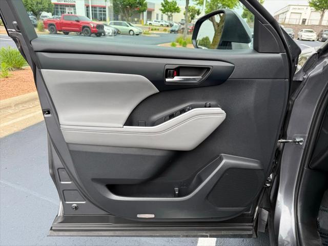 used 2022 Toyota Highlander Hybrid car, priced at $40,998