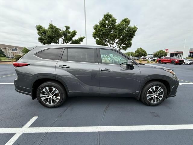 used 2022 Toyota Highlander Hybrid car, priced at $40,998