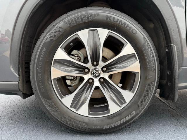 used 2022 Toyota Highlander Hybrid car, priced at $40,998