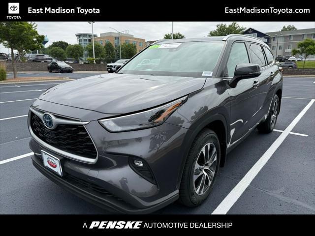 used 2022 Toyota Highlander Hybrid car, priced at $40,998