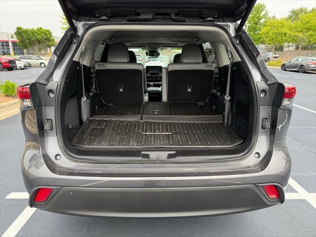 used 2022 Toyota Highlander Hybrid car, priced at $40,998