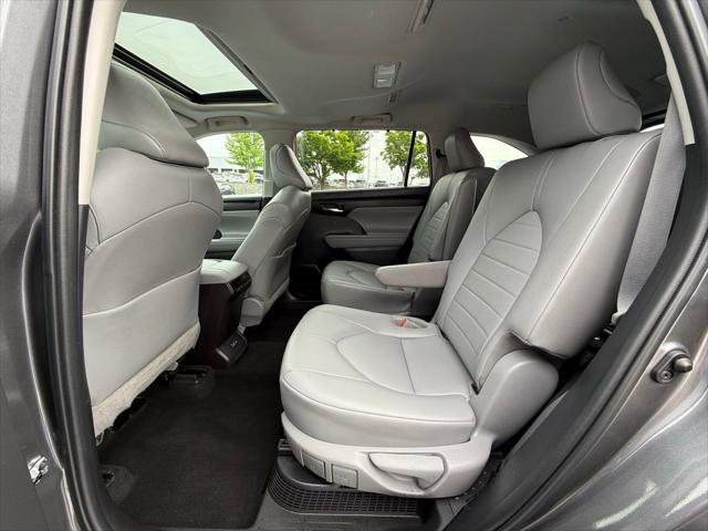 used 2022 Toyota Highlander Hybrid car, priced at $40,998