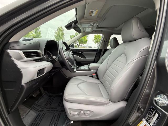 used 2022 Toyota Highlander Hybrid car, priced at $40,998