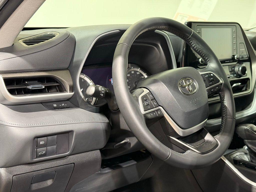 used 2022 Toyota Highlander car, priced at $33,582