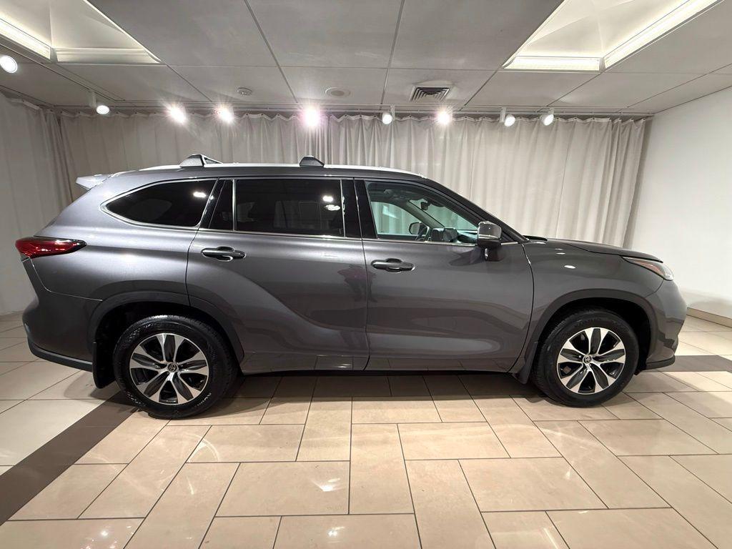 used 2022 Toyota Highlander car, priced at $33,582