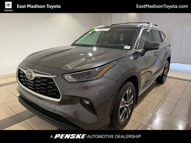 used 2022 Toyota Highlander car, priced at $37,304