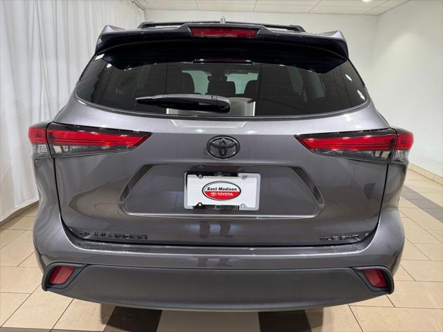 used 2022 Toyota Highlander car, priced at $37,304