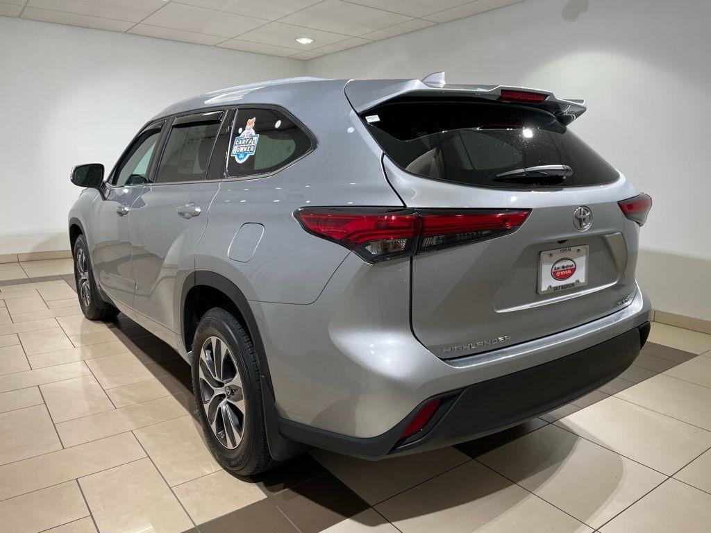 used 2022 Toyota Highlander car, priced at $37,408