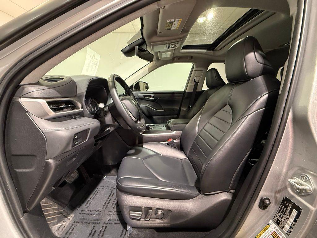 used 2022 Toyota Highlander car, priced at $32,304