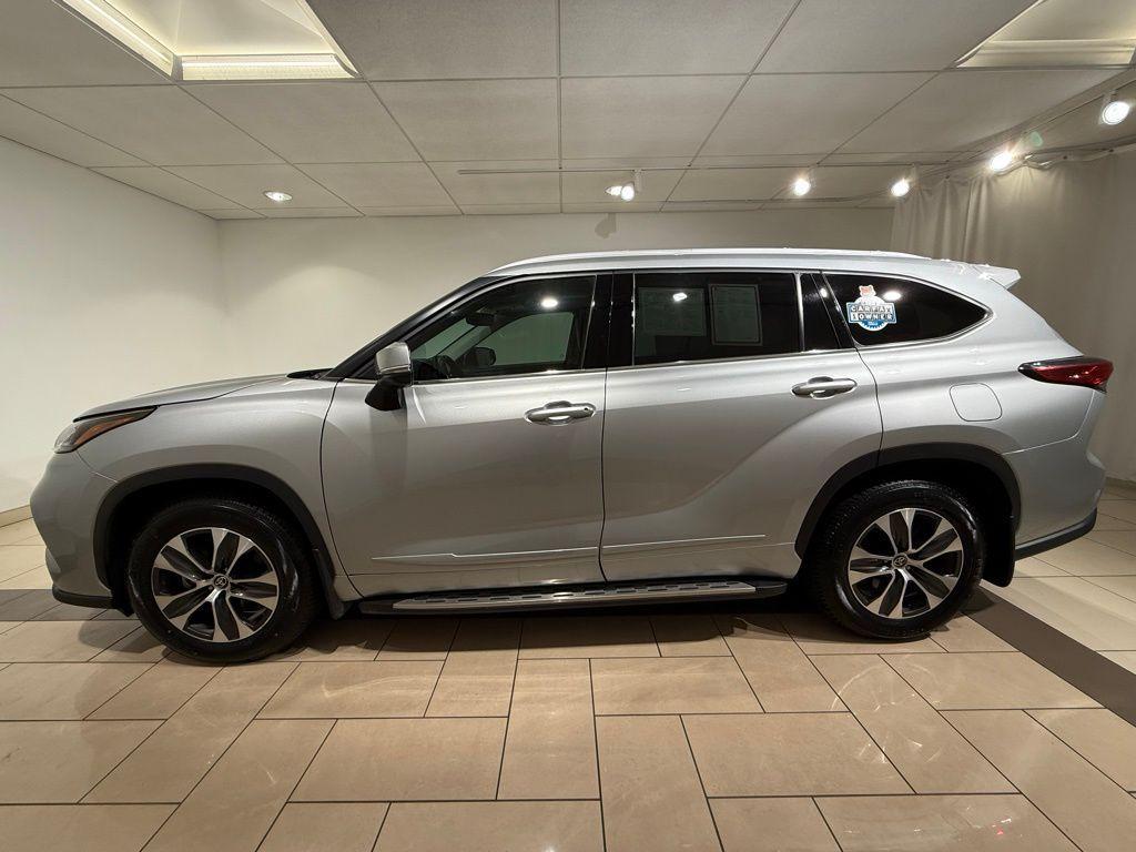 used 2022 Toyota Highlander car, priced at $32,304